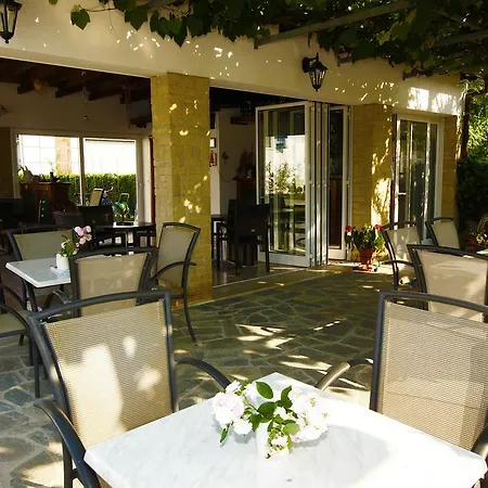 Antigone Aparthotel 2*